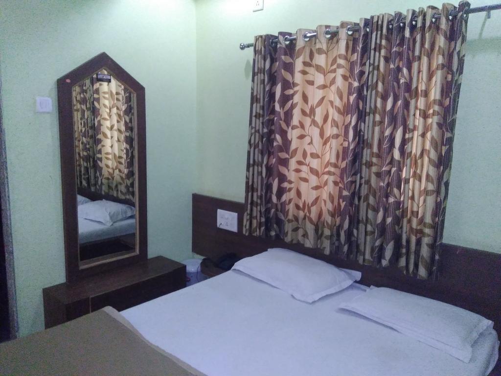 Sri Sai Sannidhi Hotel Shirdi Zewnętrze zdjęcie