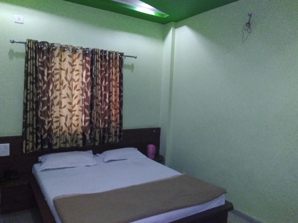 Sri Sai Sannidhi Hotel Shirdi Zewnętrze zdjęcie